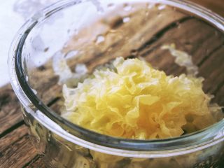 9、滋阴抗老 紫薯银耳粥,泡好后滤掉水