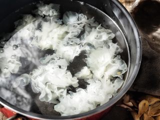 11、滋阴抗老 紫薯银耳粥,放入银耳