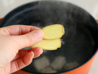 6、排骨莲藕玉米汤,锅内放入足够多的清水，排骨再次冷水下锅，烧开后放入2片姜