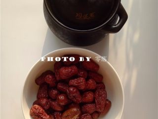 1、自制枣泥馅,备好食材：红枣；