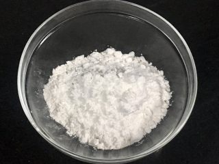 3、芡实糕,芡实粉，糯米粉，糖粉，放入碗里备用。