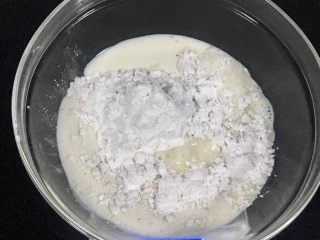 4、芡实糕,加入牛奶。