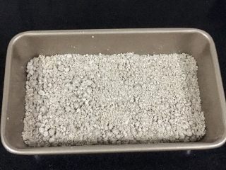 7、芡实糕,把拌好的材料放入模具，不要压实，略微一压就行。