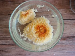 2、红枣枸杞银耳百合汤,干银耳泡发