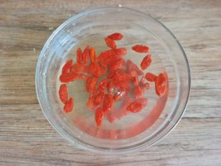 3、红枣枸杞银耳百合汤,枸杞洗净备用