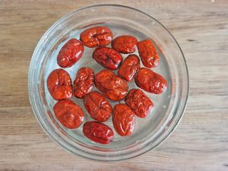 4、红枣枸杞银耳百合汤,红枣洗净备用