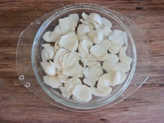 5、红枣枸杞银耳百合汤,百合洗净备用