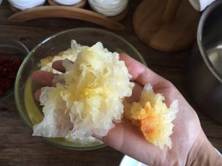6、红枣枸杞银耳百合汤,银耳剪去根部发黄部分 然后撕成小片