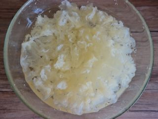 7、红枣枸杞银耳百合汤,再清洗一下备用