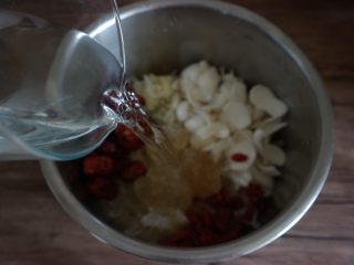 9、红枣枸杞银耳百合汤,加入大量的水 是食材的三倍差不多