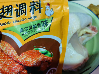 8、盐焗手撕鸡,加奥尔良烤鸡翅粉，如果没有也可以不用加，主要为了增加香味；