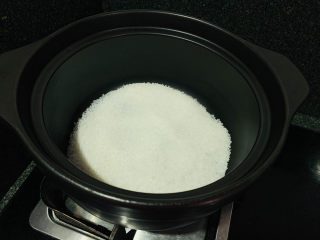 20、盐焗手撕鸡,倒入砂锅中，第一次倒入覆盖锅底较厚量的食盐；