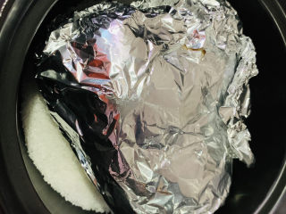 21、盐焗手撕鸡,将鸡放上去；