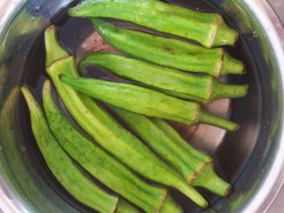 1、鸡蛋炒秋葵,秋葵用水洗净