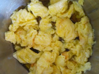 7、鸡蛋炒秋葵,锅加油，放入鸡蛋液炒熟盛出