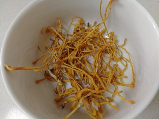 4、虫草花排骨汤,适量干虫草。