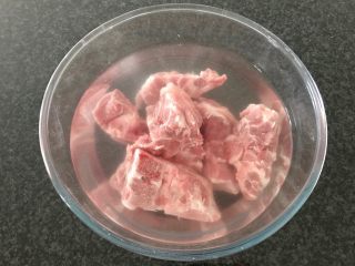 2、木瓜炖蟲草花肉骨汤,首先将肉骨浸泡在清水里10-20分钟(去血丝)