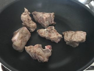 6、木瓜炖蟲草花肉骨汤,开大火直接把肉骨下锅(如果喜欢吃得清淡些的就不需要加油),