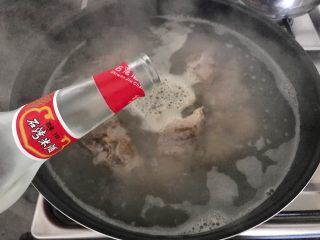 9、木瓜炖蟲草花肉骨汤,倒入米酒,撇去浮沫,