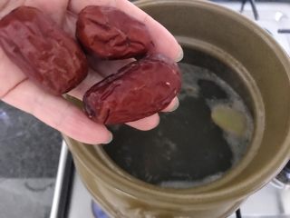 11、木瓜炖蟲草花肉骨汤,再将大红枣也加进来,