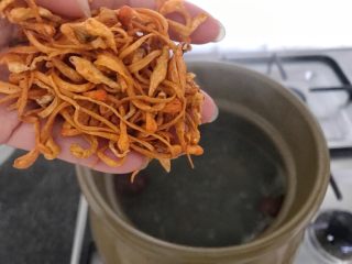 12、木瓜炖蟲草花肉骨汤,在将蟲草花也加进来,盖上盖子煮开后转小火,慢慢炖上一小时至一小时半,