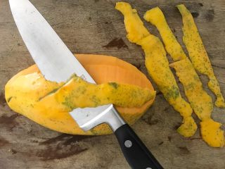 14、木瓜炖蟲草花肉骨汤,再用刀削去外皮,