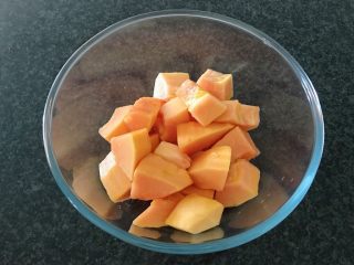 15、木瓜炖蟲草花肉骨汤,然后切块备用,