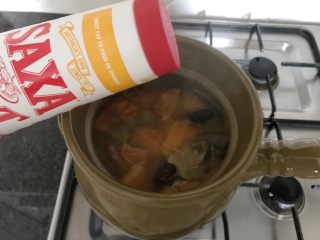 17、木瓜炖蟲草花肉骨汤,开大火,继续再煮5分钟左右,添加2-3g的盐,关火完成!