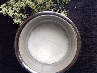 2、自酿甜酒（酸奶机版）,糯米用冷水泡12小时以上，泡以前多淘几遍，淘至水变清，夏季的话需放冰箱