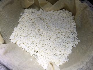3、自酿甜酒（酸奶机版）,蒸锅内垫上纱布，将糯米滤水后摊到纱布上