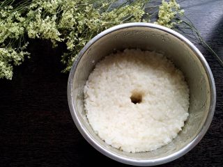 11、自酿甜酒（酸奶机版）,拌匀后放入酸奶机内盆，用勺子压平压实，用筷子在中间戳个大拇指大的洞