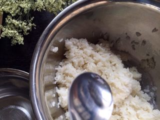 9、自酿甜酒（酸奶机版）,剩下的冷开水放入冷透的饭粒中，用勺子将饭粒捣散成不粘连的颗粒状，注意一定要等饭冷透再加水，热饭粒吸了水会胀大，最后成品会难看且口感欠佳