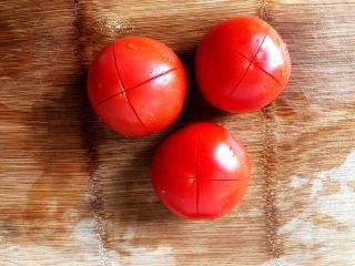 2、番茄金针菇豆腐汤,2.番茄切十字花刀备用