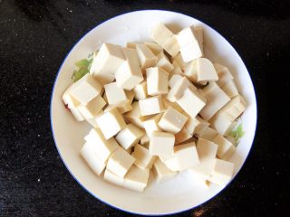 5、番茄金针菇豆腐汤,5.豆腐选用嫩豆腐，做出来顺滑入口，豆腐切成小块