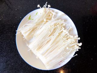 6、番茄金针菇豆腐汤,6.金针菇洗净，去掉根部，然后撕成小块