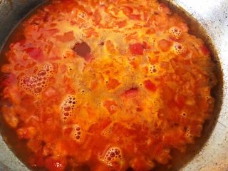 9、番茄金针菇豆腐汤,9.热锅下油，倒入番茄丁，翻炒2分钟左右，加入热水