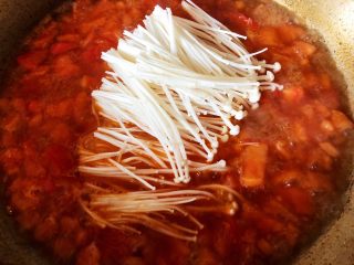 10、番茄金针菇豆腐汤,10.水来之后，加入金针菇