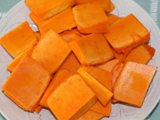 3、低脂健康小麦胚芽南瓜奶热饮,南瓜去皮切片，入锅蒸熟
