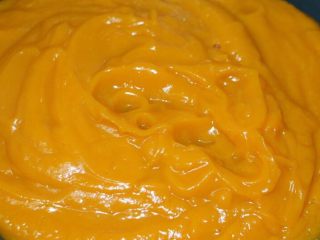 6、低脂健康小麦胚芽南瓜奶热饮,倒入锅里