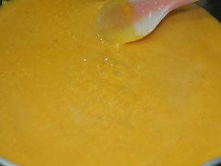 10、低脂健康小麦胚芽南瓜奶热饮,搅拌均匀