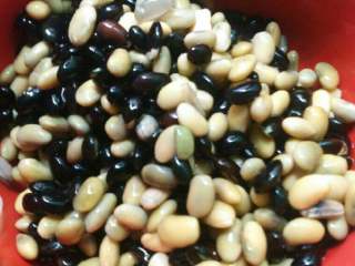 1、营养豆浆,黄豆，黑豆洗净，提前一夜泡发