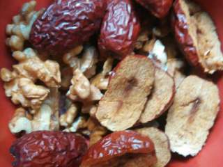 2、营养豆浆,红枣对半切开去核，核桃仁