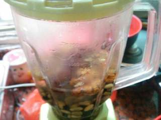 3、营养豆浆,全部材料放入料理机，加入适量水