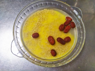 2、红枣南瓜粥,小米、糙米、红枣反复洗两三次，倒水的时候，一定要慢慢的倒出去，当你快要流出的时候，用勺子挡住米，让其余的水流出去，这样就会把小米中的杂质清洗掉