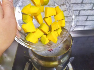 6、红枣南瓜粥,加入南瓜，继续煮至沸腾，转小火煮继续煮20分钟