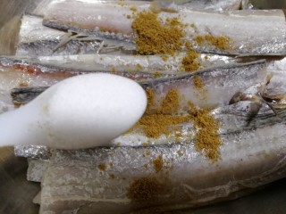 4、外酥里嫩~炸带鱼,放一小勺盐，