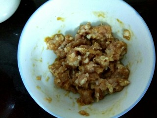 1、肉沫烧冬瓜,肉馅中放入一勺生抽，一勺料酒，一勺淀粉搅拌均匀，腌制一会儿