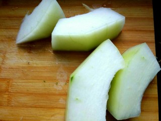 2、肉沫烧冬瓜,冬瓜去皮洗净