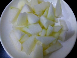 3、肉沫烧冬瓜,切滚刀块