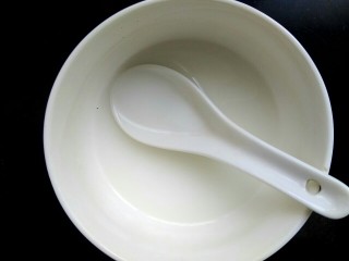 6、肉沫烧冬瓜,小碗里放入两勺淀粉加适量清水调成淀粉水